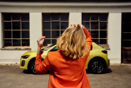 Victoria Karner Fashionshooting Peugeot 